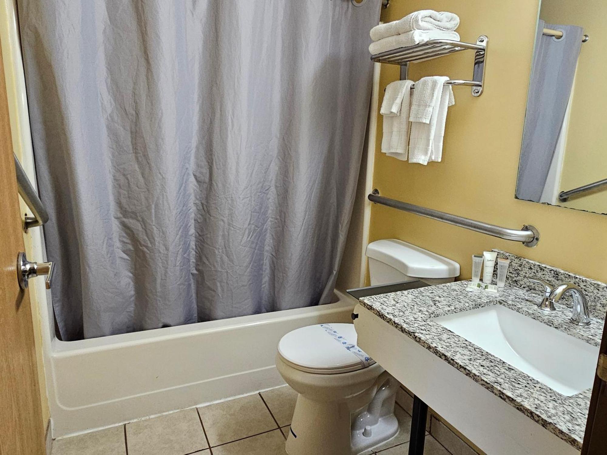 Budgetel Inn & Suites Fort Scott エクステリア 写真
