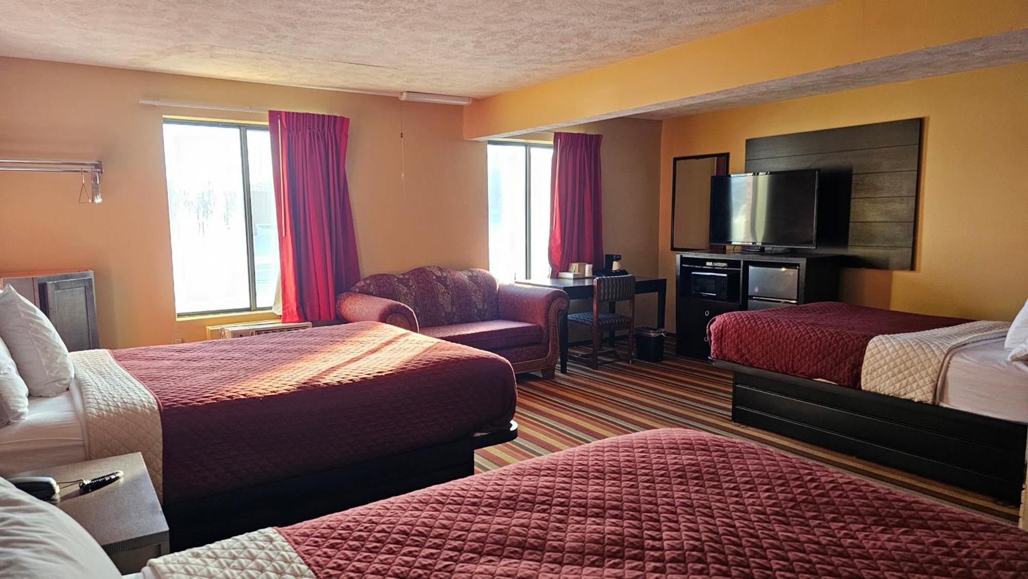 Budgetel Inn & Suites Fort Scott エクステリア 写真
