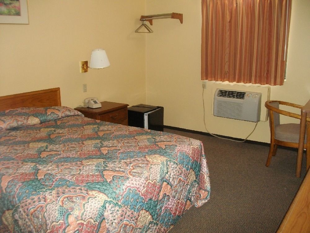 Budgetel Inn & Suites Fort Scott エクステリア 写真