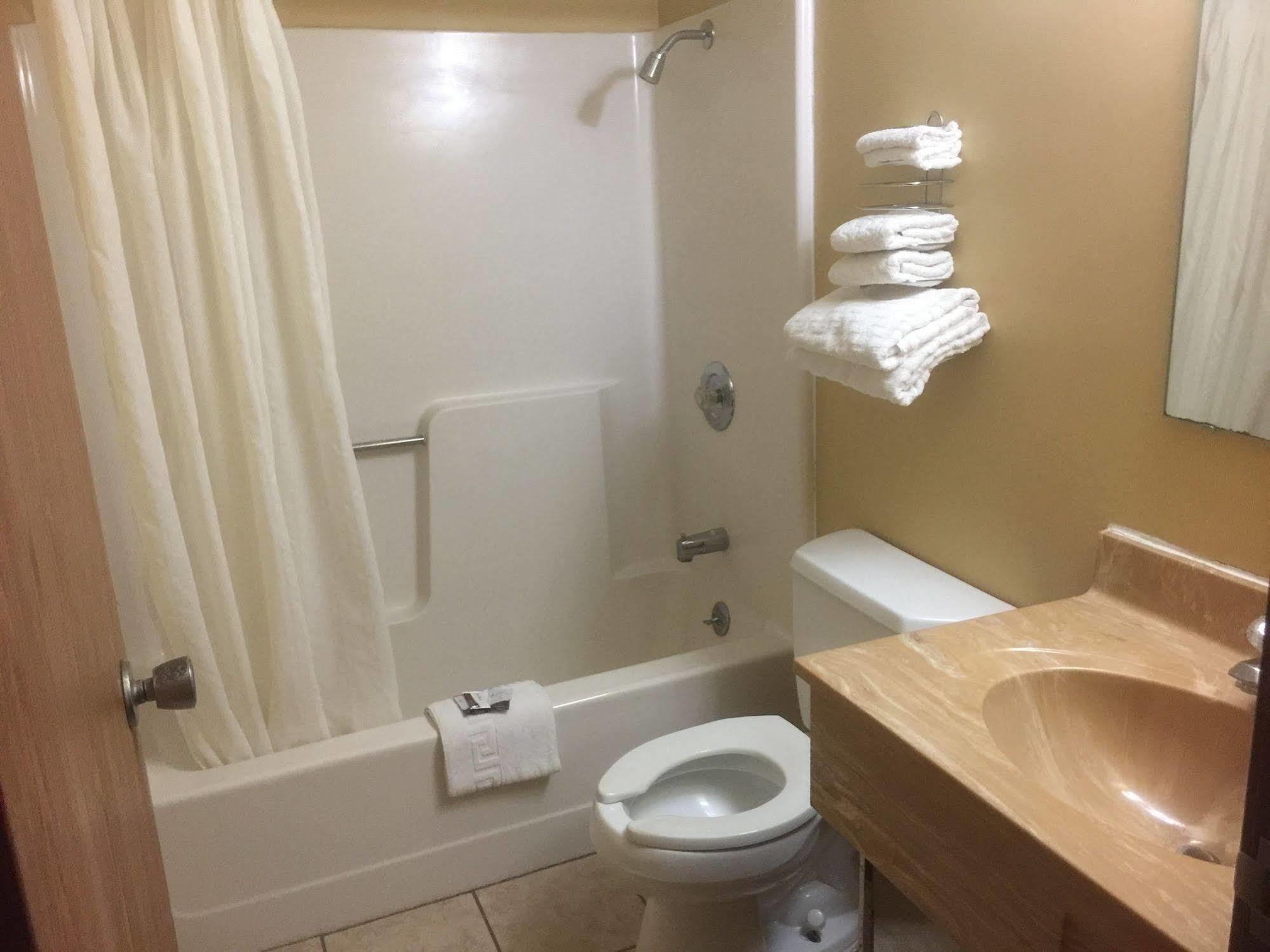 Budgetel Inn & Suites Fort Scott エクステリア 写真