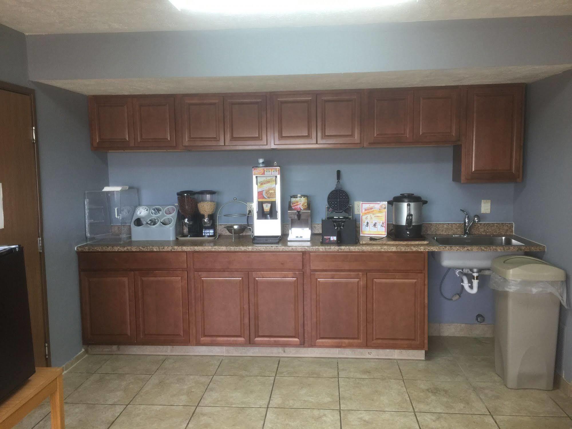 Budgetel Inn & Suites Fort Scott エクステリア 写真
