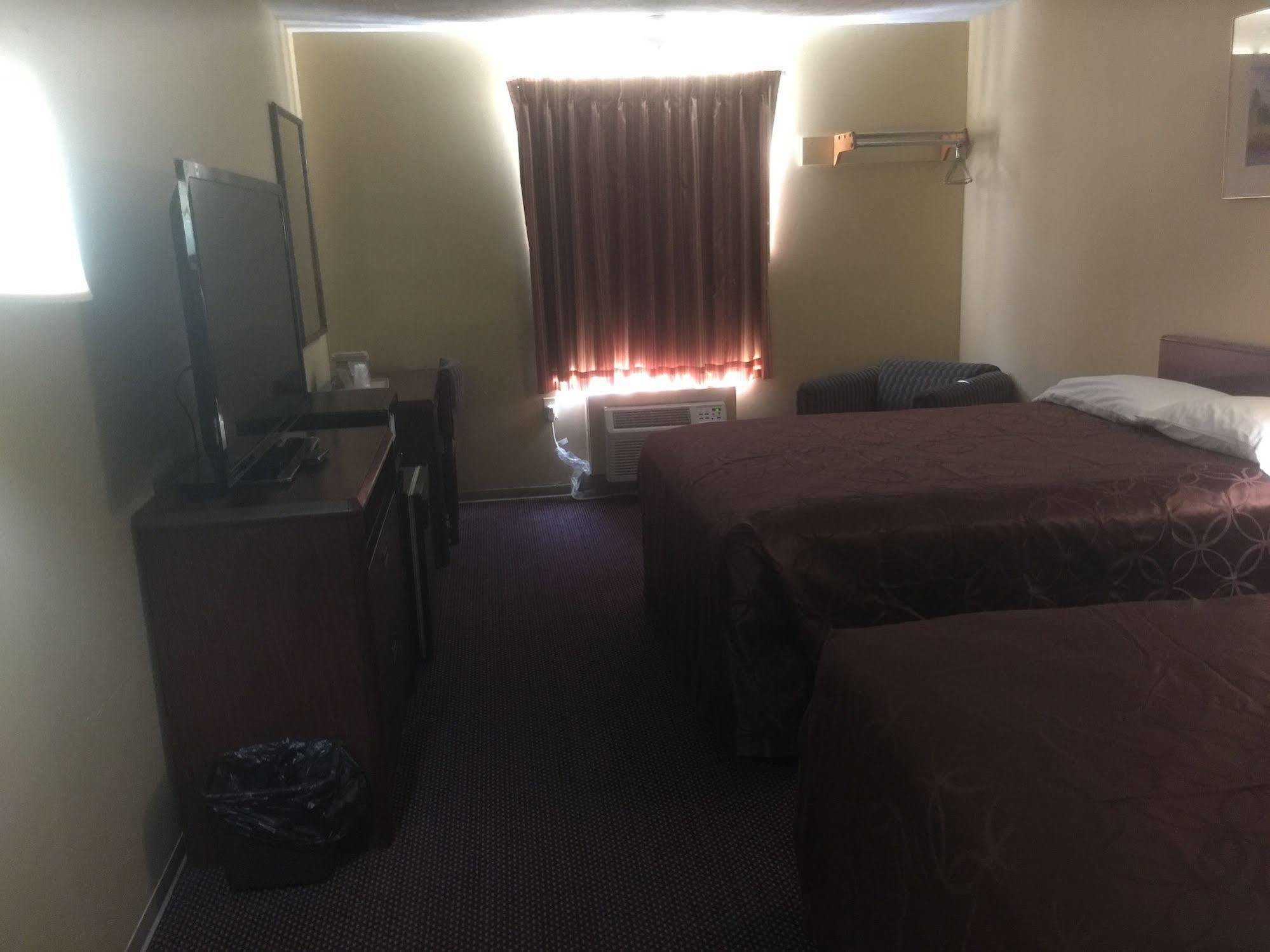 Budgetel Inn & Suites Fort Scott エクステリア 写真